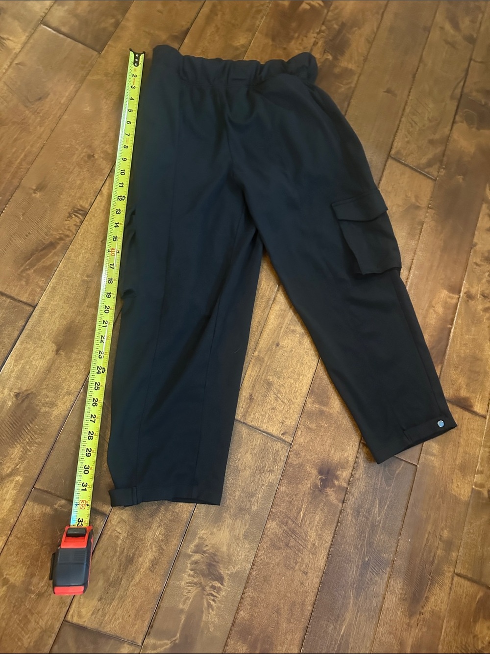 Size M Women’s Cropped Cargos NWOT
